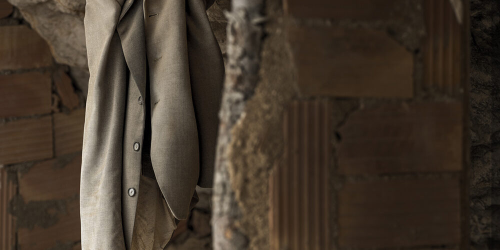 Camisa colgada en el interior de una cueva, transmitiendo un toque humano en un entorno rústico.